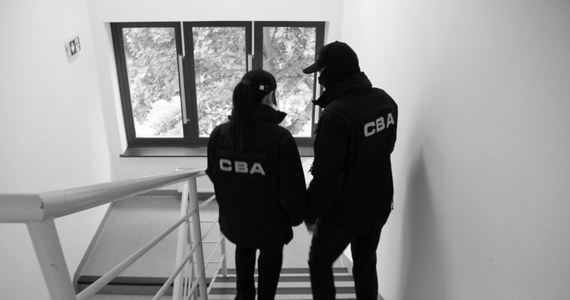 Funkcjonariusze CBA zatrzymali sześć osób, w tym dwóch lubuskich urzędników i emerytowanego oficera policji, w związku ze śledztwem w sprawie powoływania się na wpływy w urzędach administracji rządowej i samorządowej, a także w aresztach śledczych i prokuraturach - podało CBA.