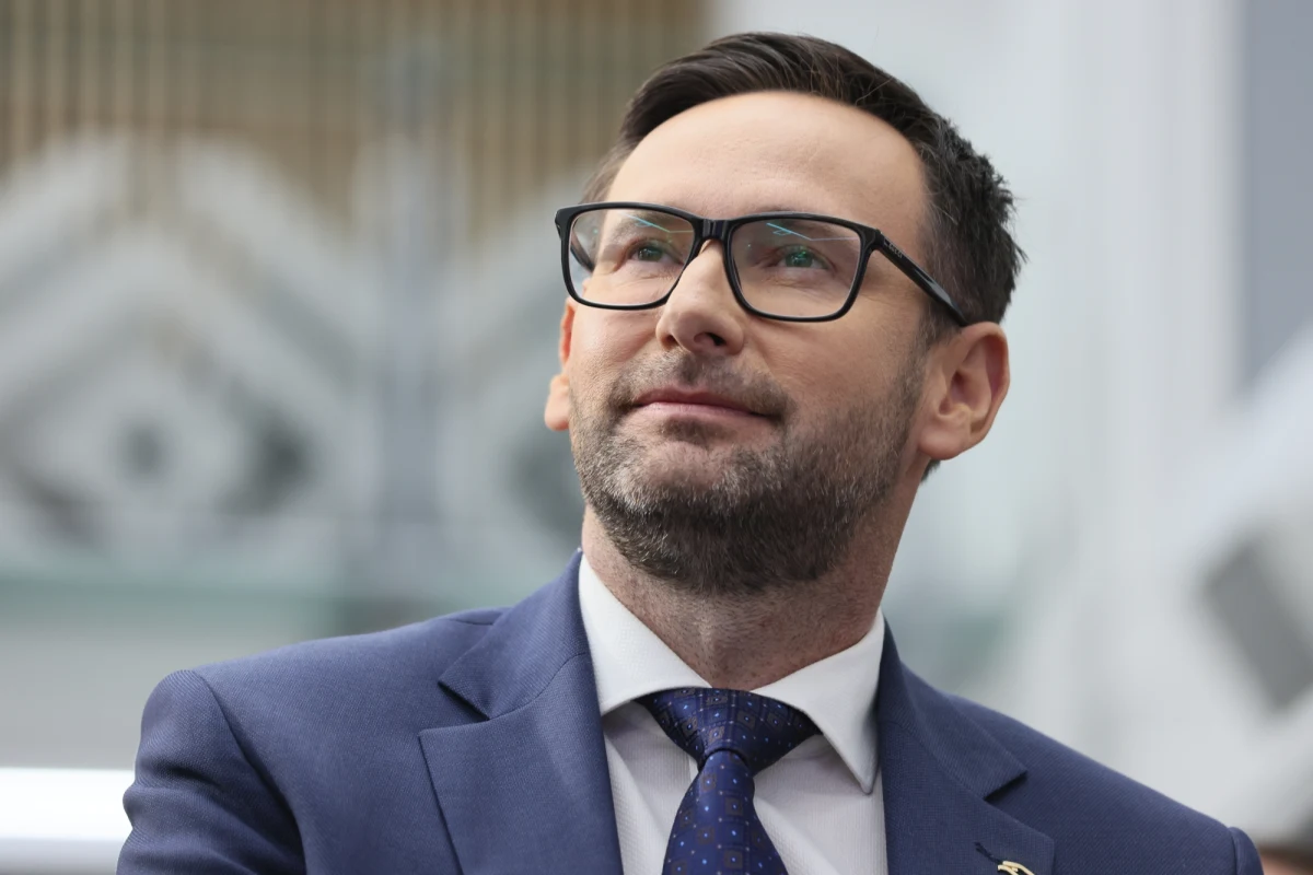 Nie będę małpą w cyrku Michała Szczerby; nie zrobicie na mnie kampanii, która i tak w wydaniu KO jest beznadziejna - napisał były szef Orlenu Daniel Obajtek. Cieszę się, że Daniel Obajtek potwierdził wiedzę o wezwaniu przed Komisję śledczą ds. afery wizowej - odpowiedział mu Szczerba (KO). Obajtek zapowiedział, że do dyspozycji komisji śledczej będzie "już po wyborach".