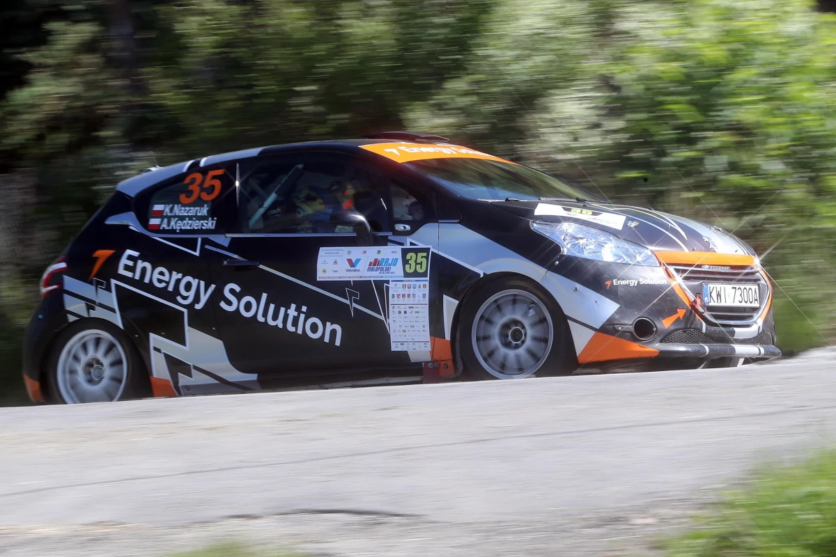 Valvoline Rajd Małopolski powstał z pasji do rajdów i miłości do regionu, który przecież od lat jest polską kolebką motorsportu. Grupa tworząca tę imprezę od początku wśród wielu celów stawiała sobie także pomoc lokalnej społeczności. W tym roku rajd, będący kolejną rundą Rajdowych Samochodowych Mistrzostw Polski, jedzie dla oddziału Polskiego Czerwonego Krzyża Lachowice. Ich wspólnym celem jest wsparcie Mddziału medycyny Paliatywnej suskiego szpitala w Makowie Podhalańskim.