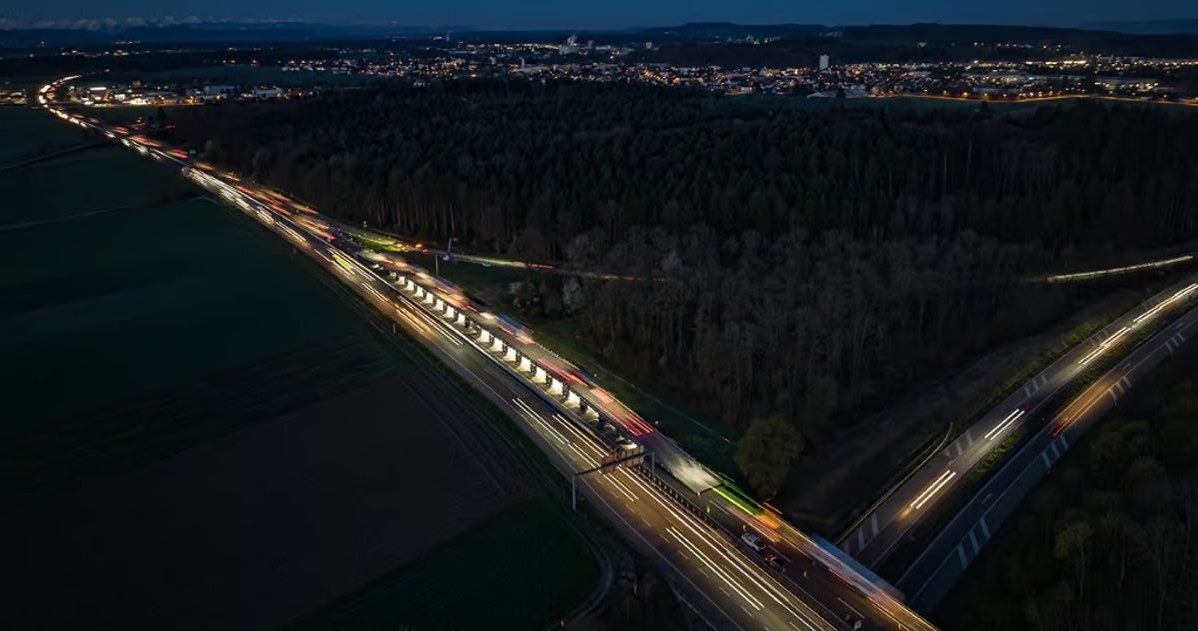 Szwajcarski Federalny Urząd Dróg zaprezentował nowy modułowy mobilny most wiaduktowy, który umożliwia przejazd bezpośrednio nad odcinkami zajętymi przez roboty drogowe, bez potrzeby ich omijania czy stosowania objazdów. 