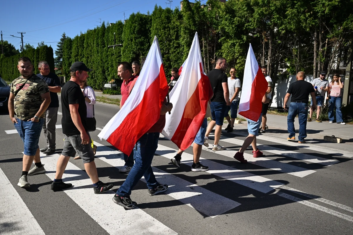 Rolnicy na krótko zablokowali dziś drogi w Opolu Lubelskim. Protestowali przeciwko niskim cenom skupu truskawek. 