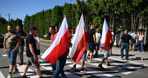 Rolnicy na krótko zablokowali dziś drogi w Opolu Lubelskim. Protestowali przeciwko niskim cenom skupu truskawek. 