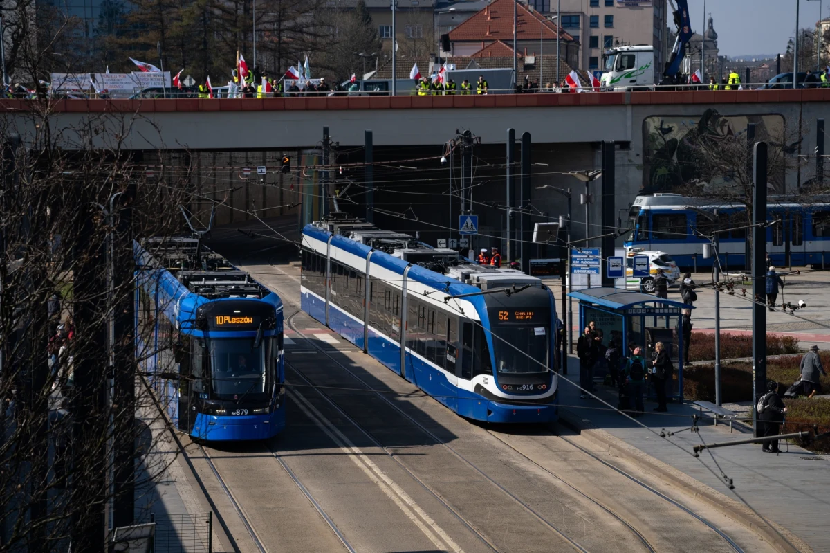 Rozpoczęły się prace na węźle tramwajowym rondo Mogilskie – al. Powstania Warszawskiego. Dla pasażerów oznacza to zmiany w funkcjonowaniu komunikacji miejskiej. Prace potrwają do 14 lipca. Są kontynuacją robót serwisowych, realizowanych w ubiegłym roku.