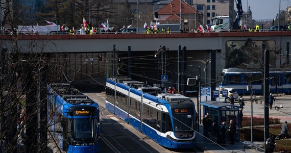 Rozpoczęły się prace na węźle tramwajowym rondo Mogilskie – al. Powstania Warszawskiego. Dla pasażerów oznacza to zmiany w funkcjonowaniu komunikacji miejskiej. Prace potrwają do 14 lipca. Są kontynuacją robót serwisowych, realizowanych w ubiegłym roku.