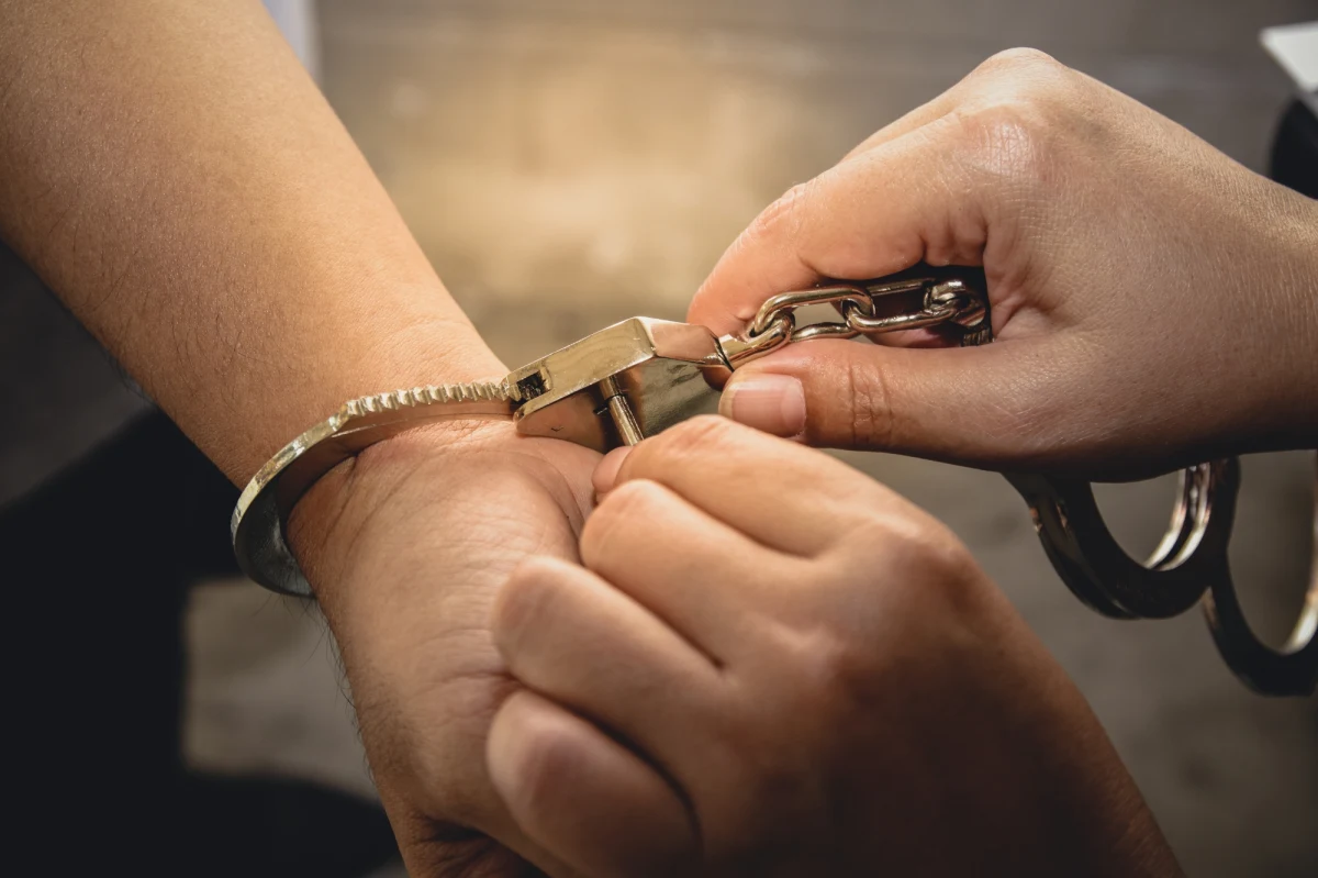 Policjanci zatrzymali 26-latka, który od seniorki z Buska-Zdroju odebrał wyłudzone 50 tys. złotych. Mężczyzna działał w kilku województwach. Za oszustwa grozi mu do 8 lat więzienia.

