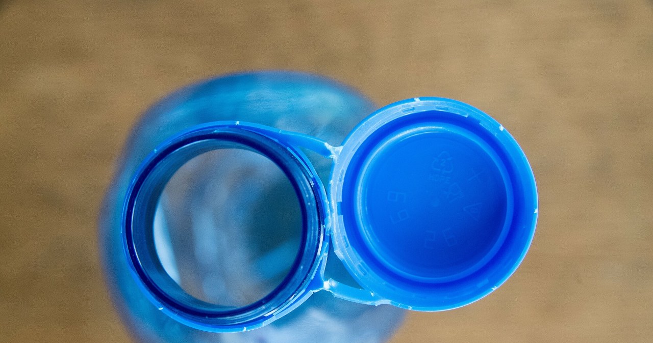 ​Oderwałeś nakrętkę od butelki? Większość ludzi popełnia ogromny błąd