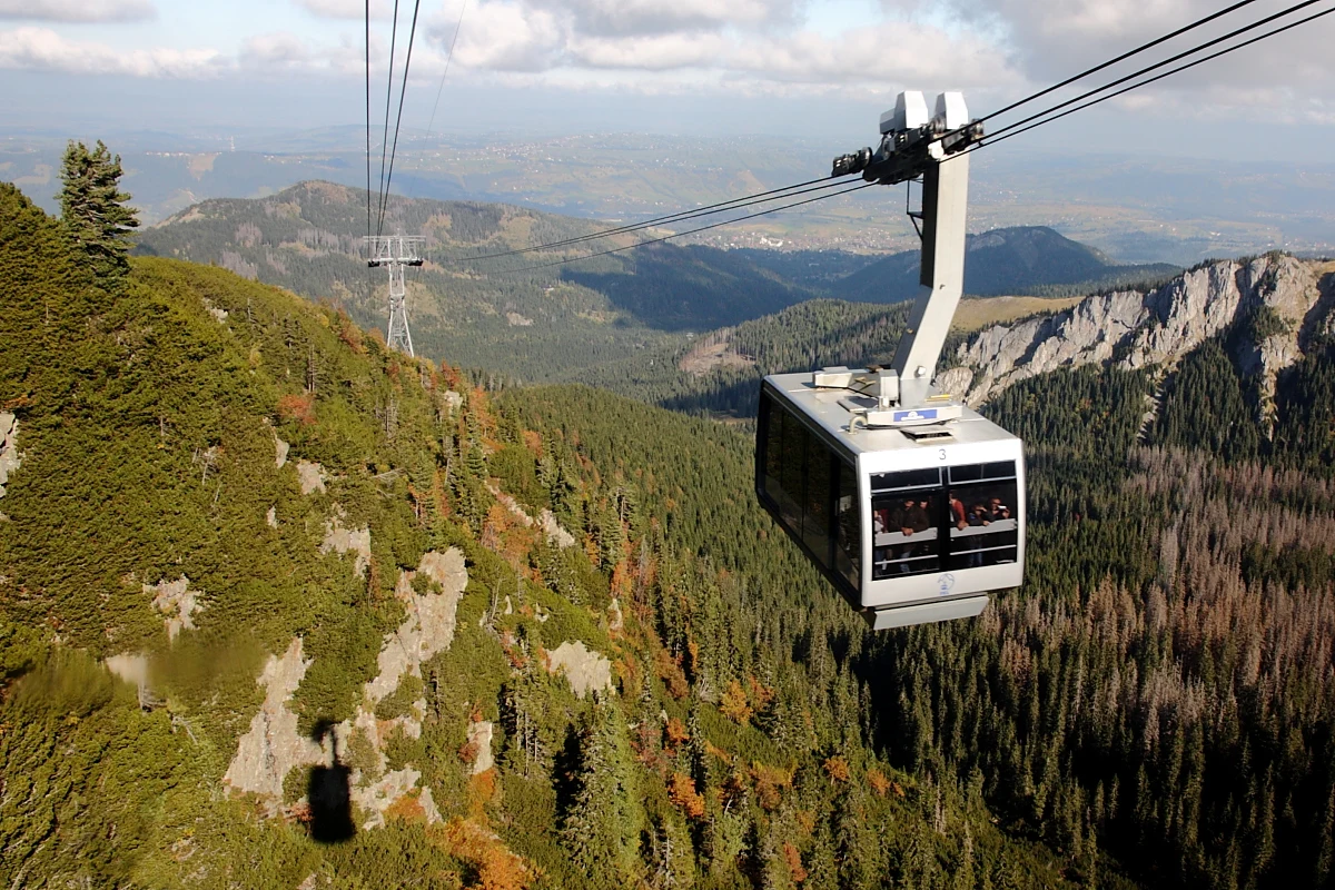 Po wiosennym przeglądzie technicznym znów ruszyła kolejka linowa na Kasprowy Wierch. Razem z kolejka ruszyła wspólna akcja edukacyjna Polskich Kolei Linowych i Tatrzańskiego Parku Narodowego: "Stacja edukacja".