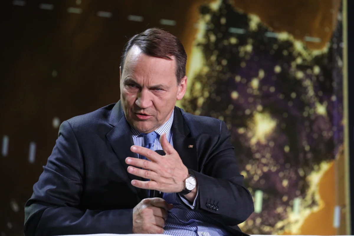 Minister spraw zagranicznych Radosław Sikorski poinformował w Brukseli, że w związku z udziałem Rosji w wojnie hybrydowej przeciw UE, w tym Polsce, podjął decyzję o nałożeniu restrykcji na poruszanie się dyplomatów rosyjskich po kraju. Do sprawy odniosła się już rzeczniczka rosyjskiego MSZ Maria Zacharowa.