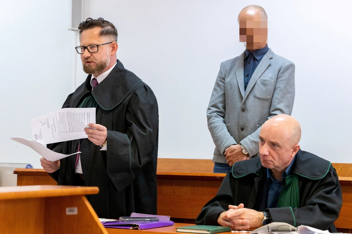 Przed Sądem Rejonowym w Kołobrzegu (Zachodniopomorskie) rozpoczął się proces Marka T. oskarżonego o nieumyślne naruszenie zasad bezpieczeństwa i nieumyślne spowodowanie wypadku w ruchu powietrznym, w wyniku którego śmierć poniosły dwie spadochroniarki.