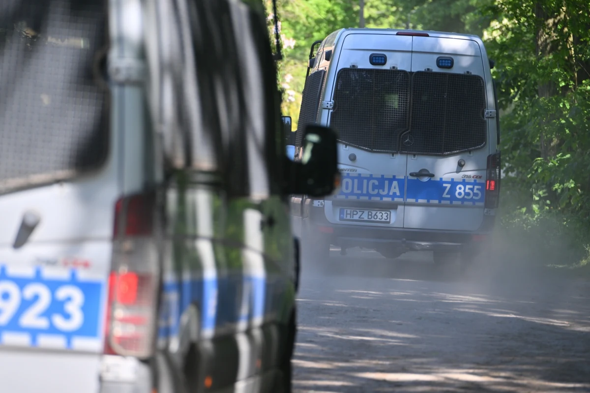 Trzy osoby zostały zatrzymane w sprawie strzelaniny w Libiążu, do której doszło w poniedziałek, 27 maja. "Ta niebezpieczna sytuacja wydarzyła się rano w rejonie szkoły" - przekazała policja. Informacje w tej sprawie zebrała reporterka RMF FM, Agata Nurek.