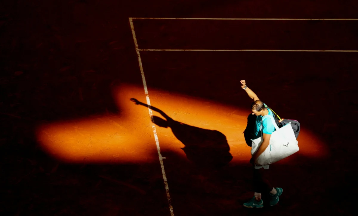 Nie tak miał wyglądać powrót Rafaela Nadala do Paryża. "Król mączki" odpadł w pierwszej rundzie wielkoszlemowego French Open. Hiszpański tenisista, który w Paryżu zwyciężał 14 razy, ale od dwóch lat walczy z kontuzjami, przegrał z rozstawionym z numerem czwartym Niemcem Alexandrem Zverevem 3:6, 6:7 (5-7), 3:6.