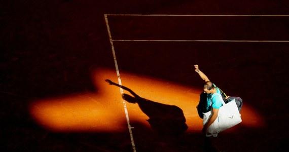 Nie tak miał wyglądać powrót Rafaela Nadala do Paryża. "Król mączki" odpadł w pierwszej rundzie wielkoszlemowego French Open. Hiszpański tenisista, który w Paryżu zwyciężał 14 razy, ale od dwóch lat walczy z kontuzjami, przegrał z rozstawionym z numerem czwartym Niemcem Alexandrem Zverevem 3:6, 6:7 (5-7), 3:6.