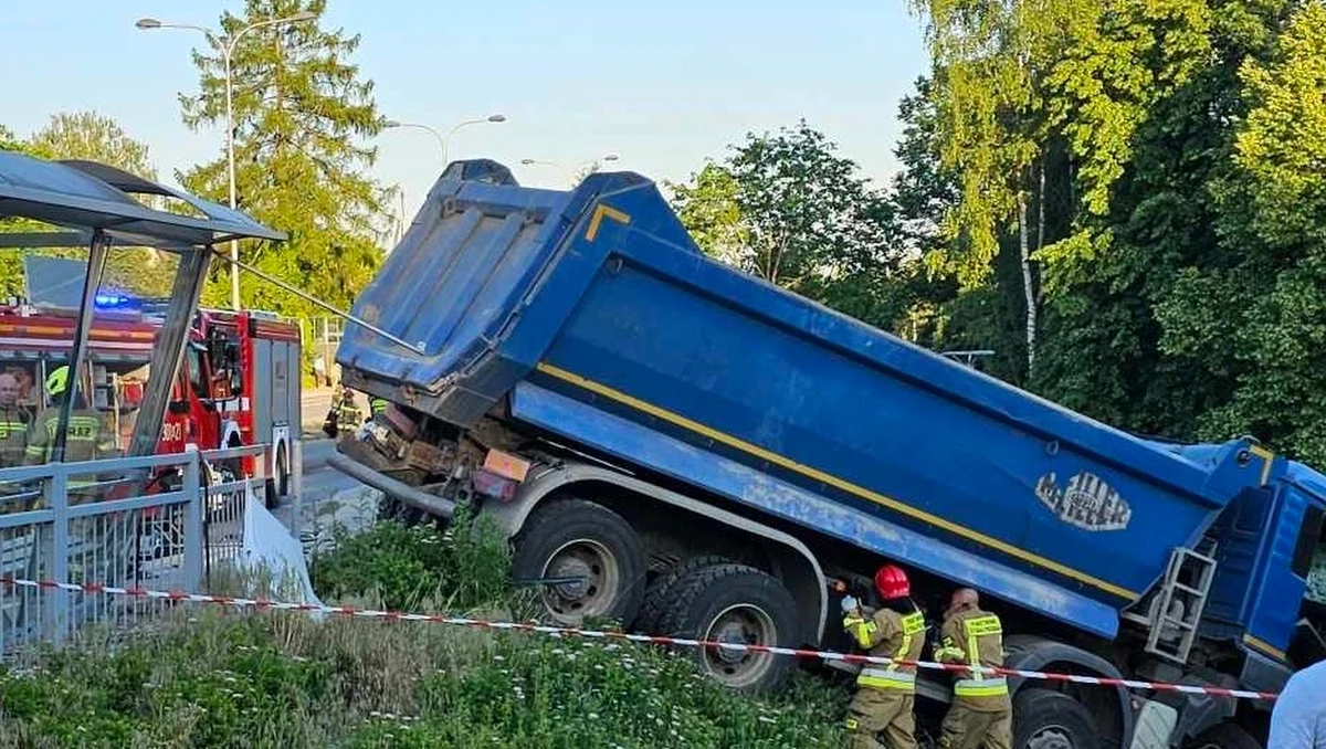 26 osób ucierpiało, pięć z nich jest w ciężkim stanie. To dotychczasowy bilans wypadku na ulicy Bałtyckiej w Olsztynie. Pijany kierowca wywrotki taranował tam auta - uderzył w autobus komunikacji miejskiej i wpadł do rowu. Mężczyzna miał ponad dwa promile.