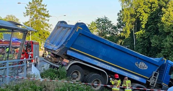 26 osób ucierpiało, pięć z nich jest w ciężkim stanie. To dotychczasowy bilans wypadku na ulicy Bałtyckiej w Olsztynie. Pijany kierowca wywrotki taranował tam auta - uderzył w autobus komunikacji miejskiej i wpadł do rowu. Mężczyzna miał ponad dwa promile.