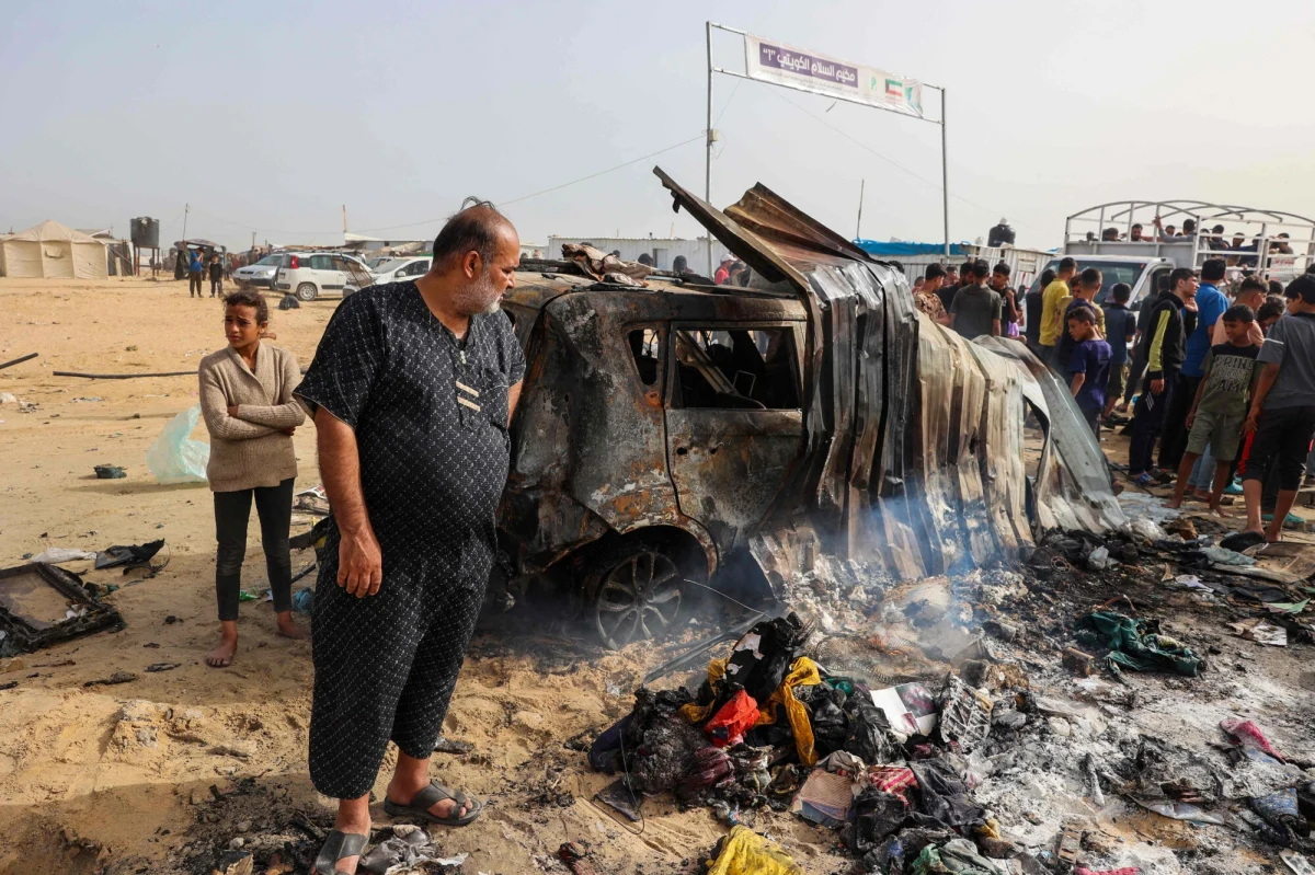 „Tragicznym błędem” premier Izraela Benjamin Netanjahu nazwał nalot na miasto Rafah, w wyniku którego wybuchł pożar obozu dla przesiedleńców, gdzie co najmniej 45 osób poniosło śmierć. W poniedziałek w Knesecie zaznaczył, że nie ma zamiaru kończyć wojny.