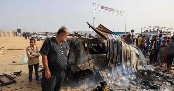 „Tragicznym błędem” premier Izraela Benjamin Netanjahu nazwał nalot na miasto Rafah, w wyniku którego wybuchł pożar obozu dla przesiedleńców, gdzie co najmniej 45 osób poniosło śmierć. W poniedziałek w Knesecie zaznaczył, że nie ma zamiaru kończyć wojny.
