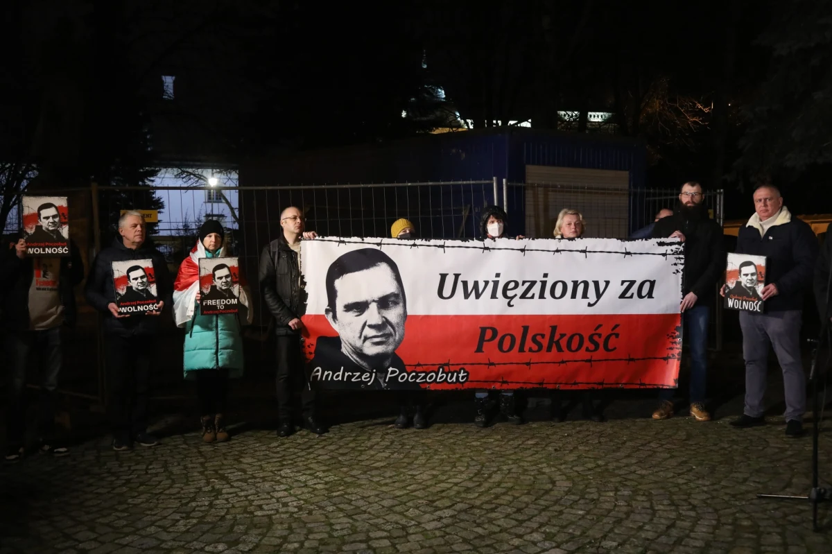 "Andrzej Poczobut, który odbywa karę w kolonii karnej, znowu przebywa w izolacji, w karcerze, nie wiadomo na jak długo" - powiedział dziś podczas comiesięcznej akcji solidarnościowej wiceprezes Związku Polaków na Białorusi, Marek Zaniewski. Dodał, że sytuacja na Białorusi wciąż się pogarsza.