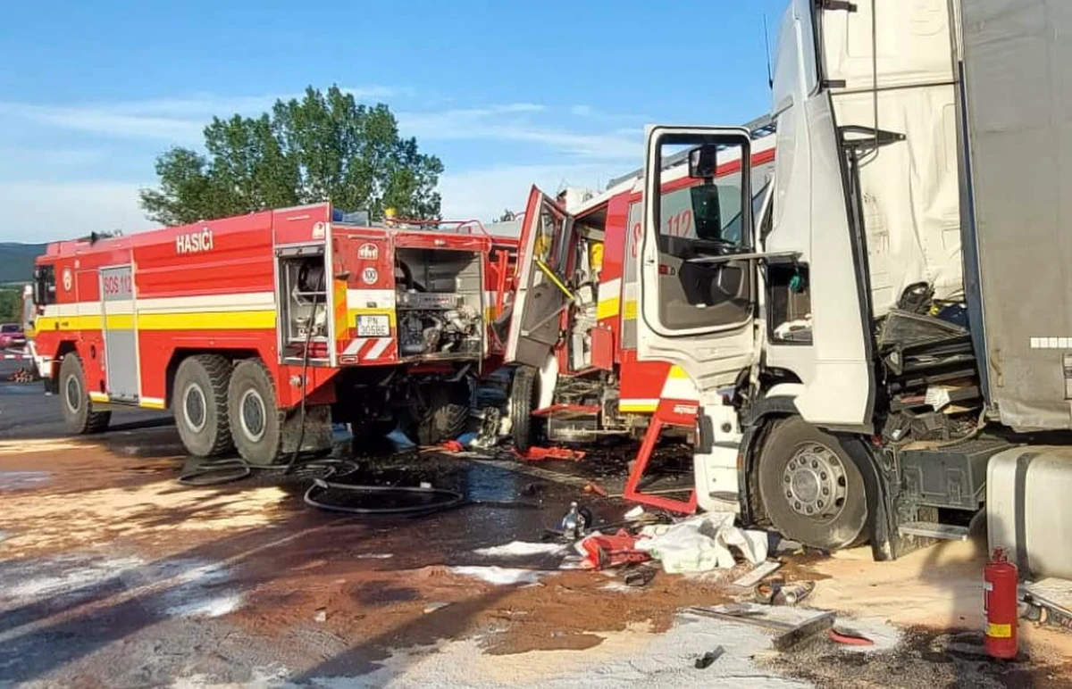 Polska ciężarówka doprowadziła do poważnego wypadku na autostradzie na Słowacji. Zginęło dwóch słowackich strażaków, a dwóch policjantów zostało rannych.