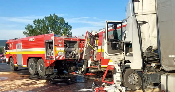 Polska ciężarówka doprowadziła do poważnego wypadku na autostradzie na Słowacji. Zginęło dwóch słowackich strażaków, a dwóch policjantów zostało rannych.