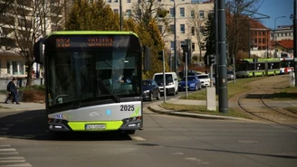 Ciężarówka staranowała autobus miejski. Są ranni