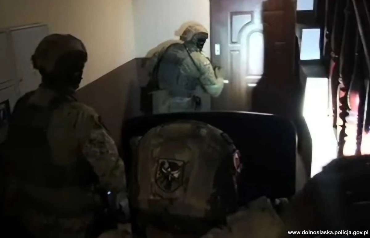 Włamali się do furgonetki jednej z firm ochroniarskich i ukradli z niej ponad 1,5 miliona złotych - ponad rok po tej głośnej kradzieży policjanci i kontrterroryści zatrzymali jednego z podejrzanych. Grozi mu 10 lat więzienia.