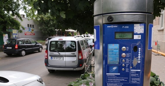 Choć Boże Ciało jest dniem wolnym od pracy, to zostawiając samochód w strefie płatnego parkowania w Krakowie trzeba zapłacić - przypominają urzędnicy.