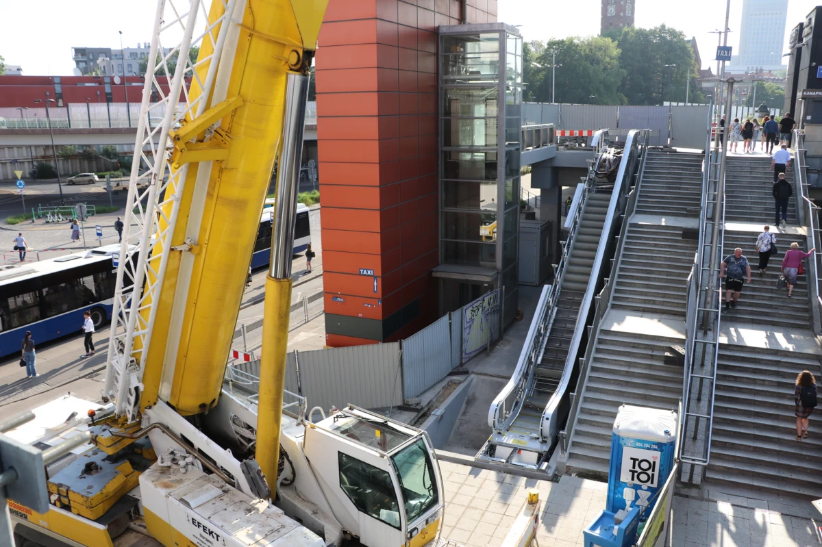 Po blisko sześciu latach jest szansa na to, że w końcu będzie można korzystać z najsłynniejszych nieruchomych ruchomych schodów w Polsce - na Dworcu Głównym w Krakowie. W nocy rozpoczął się montaż nowych takich schodów. Poprzednie nie działały od prawie sześciu lat.