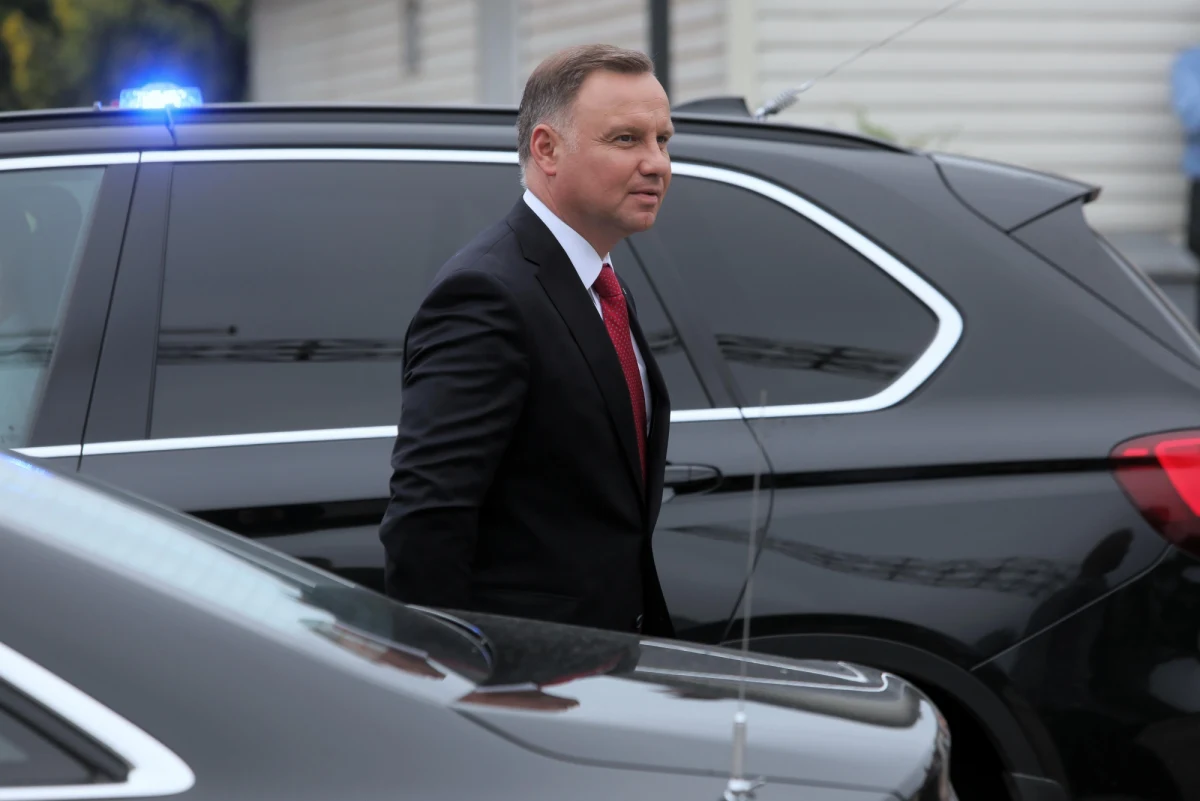 Rzucił petardą w stronę przejeżdżającej kolumny prezydenta Andrzeja Dudy - został zatrzymany. Do incydentu, o którym dowiedział się dziennikarz RMF FM, doszło wczoraj wieczorem w Wielkopolsce. 