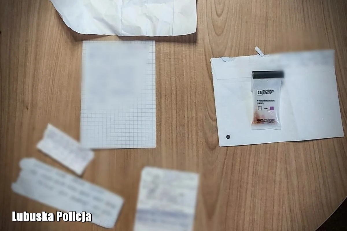 Trzy osoby, które zajmowały się przemycaniem do zakładu karnego na Dolnym Śląsku narkotyków zatrzymali lubuscy policjanci. Środkami odurzającymi nasączone były listy, które potem jeden z więźniów rozprowadzał wśród innych osadzonych. Podejrzani byli powiązani ze środowiskiem pseudokibiców. Cała trojka usłyszała już zarzuty.

