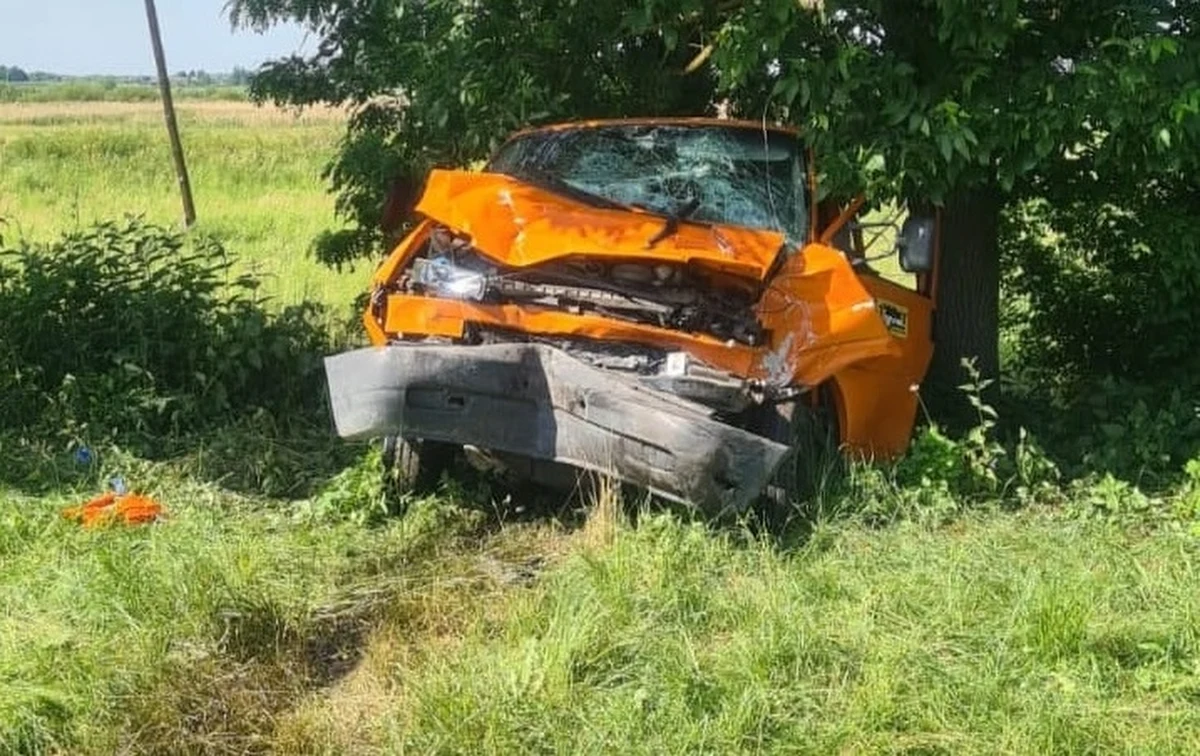 Kierujący ciężarówką wjechał w pojazd służby drogowej w Hrubieszowie - wynika ze wstępnych ustaleń policji. Pięć osób trafiło do szpitala. Jedna została przetransportowana śmigłowcem LPR. 