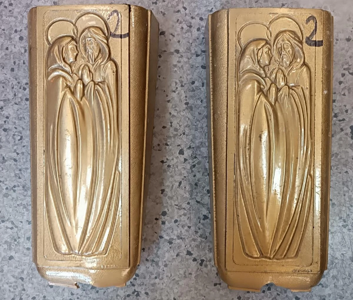 Blisko 150 mosiężnych wazonów ukradł z cmentarzy w Lesznie i powiecie leszczyńskim 37-latek. Wkrótce mężczyzna zostanie rozliczony przez sąd. Właściciele oszacowali straty na ponad 100 tysięcy złotych.