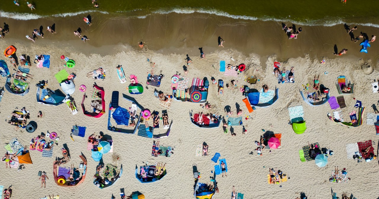 Mandat, może, odstraszyć, wakacje, zwolenników, rozstawiania, parawanu, Grodzenie, miejsca, plaży, skończyć, naruszeniem, przepi Zanim rozłożysz parawan, przemyśl to. Już wystawiają za nie mandaty