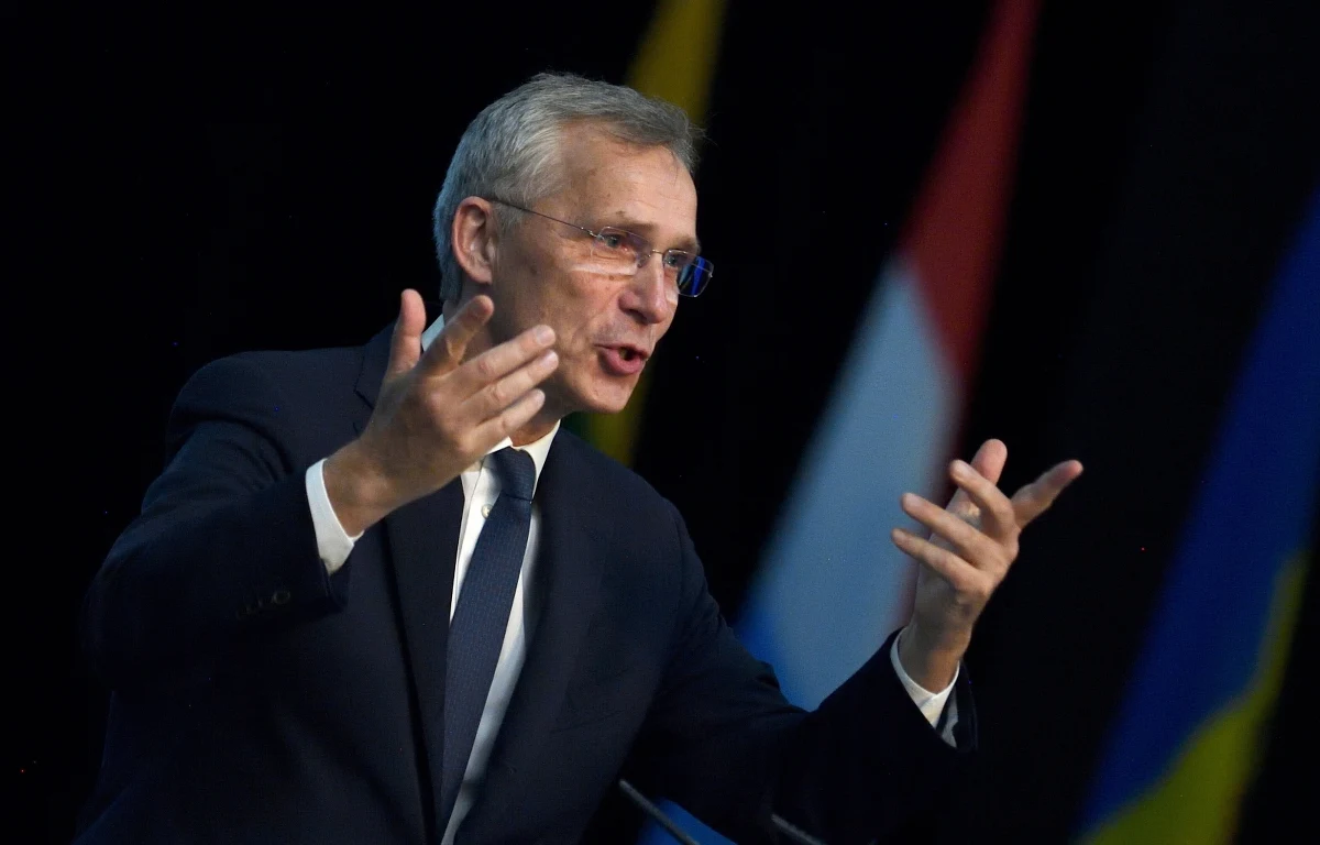 "Wykorzystanie przez Ukrainę zachodniej broni przeciwko celom w Rosji nie uczyni NATO stroną konfliktu" - powiedział w Brukseli sekretarz generalny NATO Jens Stoltenberg przed spotkaniem z ministrami obrony państw UE. Podkreślił, że Ukraina ma prawo się bronić. "Nie mamy żadnych planów wysłania wojsk NATO na Ukrainę albo zaangażowania się bezpośrednio w walkę" - mówił.