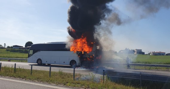 Pożar autobusu przewożącego dzieci na S5 niedaleko Ostródy w Warmińsko-Mazurskiem. W pojeździe było 37 osób. Nikomu na szczęście nic się nie stało.