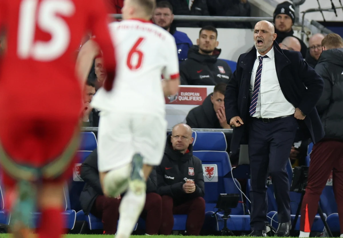 Selekcjoner piłkarskiej kadry Michał Probierz ogłosi w środę listę powołanych na zgrupowanie poprzedzające Euro 2024. Kto przyjedzie trenować do Warszawy, a kto będzie mógł zawiedziony jechać na wakacje? Wątpliwości jak zwykle jest sporo. Były reprezentant Polski Tomasz Kłos uważa, że selekcjoner musi mądrze przeanalizować sytuację młodych piłkarzy. Uważa też, że ewentualny brak Matty'ego Casha nie będzie sensacją.