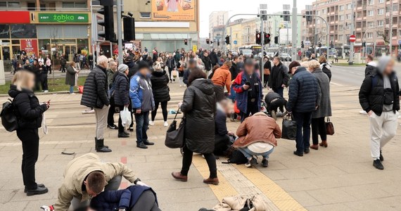 Prokuratura może zmienić zarzuty mężczyźnie, który 1 marca wjechał w Szczecinie autem w pieszych na placu Rodła. W sobotę zmarła najciężej ranna w tym wypadku kobieta.