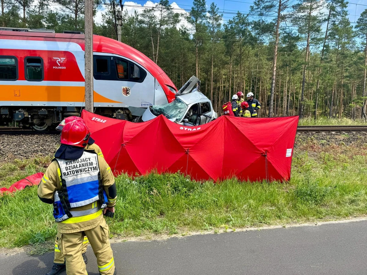 Tragedia na torach koło Piły. Kierująca samochodem kobieta zginęła po tym, jak w auto uderzył pociąg osobowy relacji Piła - Bydgoszcz.