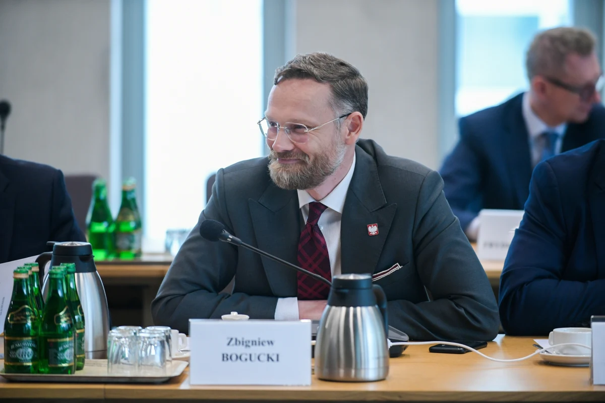 Sejmowa komisja śledcza ds. tzw. afery wizowej wykluczyła ze swojego składu Zbigniewa Boguckiego z PiS. Jak uzasadnił szef komisji Michał Szczerba, Bogucki jako wojewoda zachodniopomorski wydał tysiące zezwoleń na pracę związanych z zatrudnieniem cudzoziemców przy inwestycji Polimery Police.