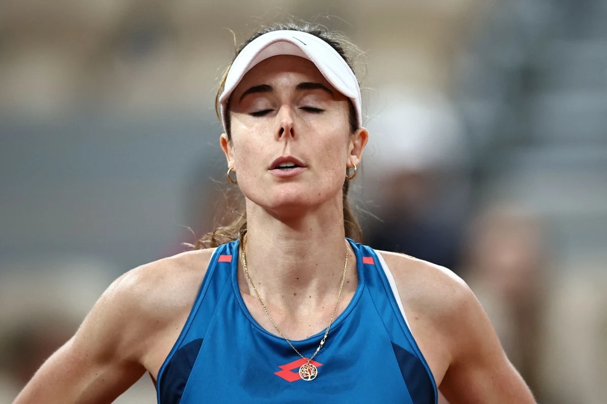 ​Alize Cornet, która w 2022 roku zakończyła 37-meczową serię zwycięstw Igi Świątek, rozegrała ostatni singlowy mecz w karierze. 34-letnia francuska tenisistka przegrała z Chinką Qinwen Zheng 2:6, 1:6 w pierwszej rundzie wielkoszlemowego French Open.