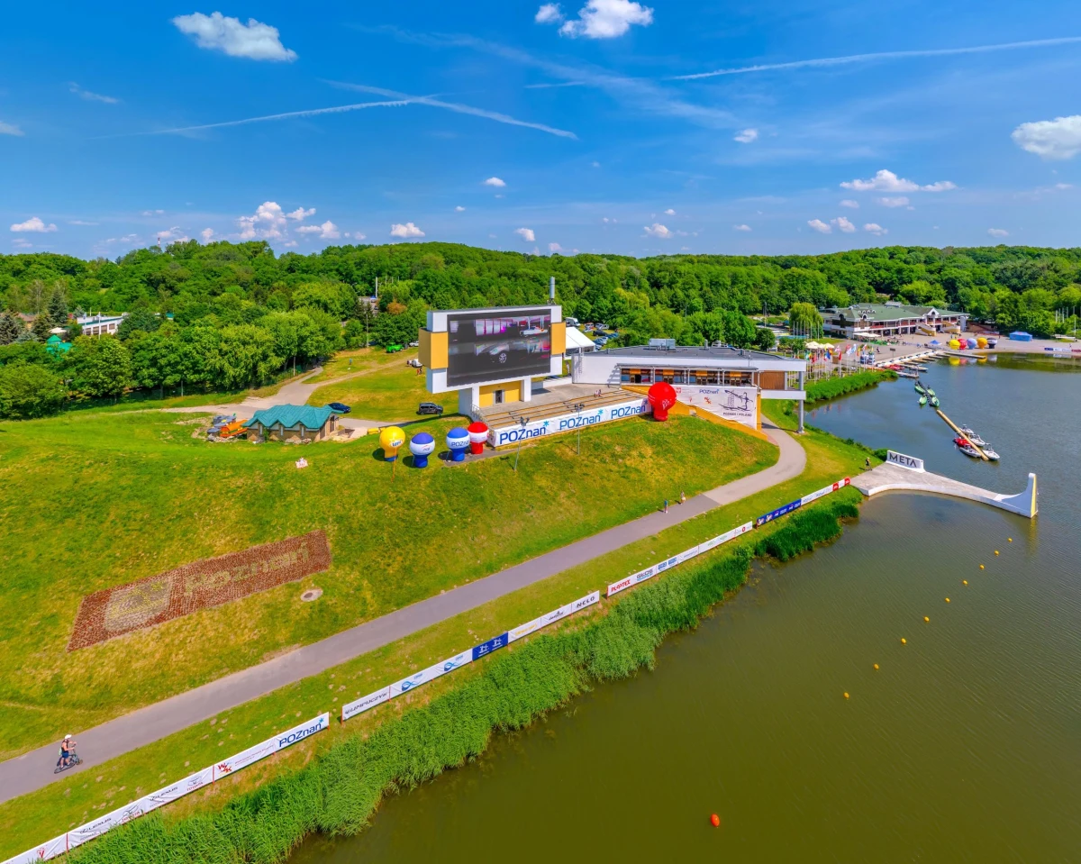 Ponad 4,5 tysiąca roślin na blisko stu metrach kw. Studenci Uniwersytetu Przyrodniczego na skarpach Jeziora Malta zaprojektowali i wykonali kwiatową rabatę w kształcie nowego logo Poznania.