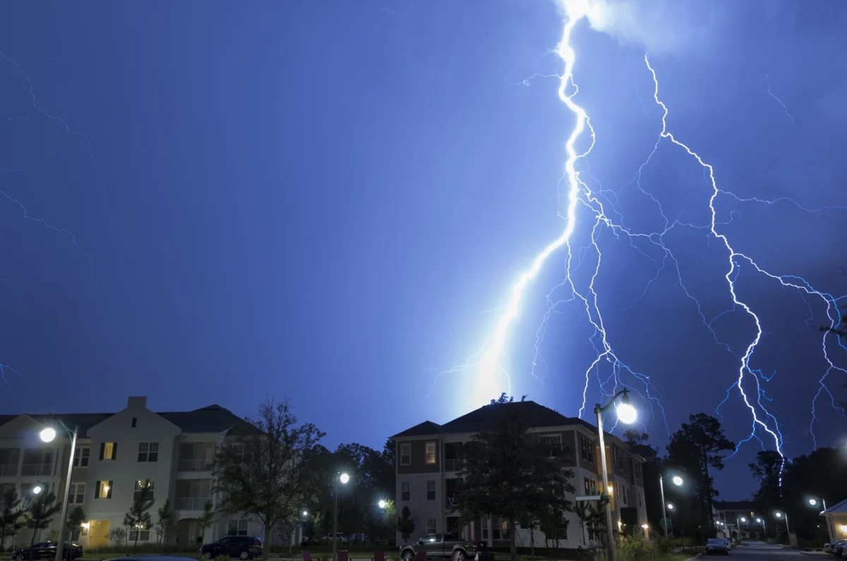 Można się wzdrygnąć, oglądając to nagranie z dźwiękiem. Chodzi o krótkie wideo, które w mediach społecznościowych opublikowała policja z miasta West Seneca w USA. Widać na nim uchwycone z bliska uderzenie pioruna w dom.