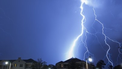 Uchwycił uderzenie pioruna w dom. Nagranie jest szokujące