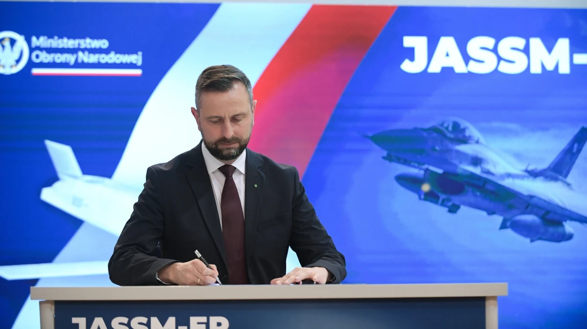 "To zakup o charakterze strategicznym" - powiedział minister obrony narodowej Władysław Kosiniak-Kamysz, odnosząc się do podpisanej dziś umowy zakupu od USA kilkuset pocisków manewrujących AGM-158 JASSM-ER. To broń o zasięgu ok. 1000 km, w zasięgu której znajdzie się nawet Moskwa.