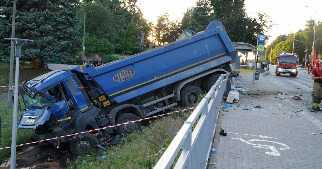 sieci, trafiło, nagranie, pokazujące, kierowca, ciężarówki, jedzie, przez, Bałtycką, Olsztynie, zupełnie, panując, pojazdem, ude Jest film z wypadku na Bałtyckiej w Olsztynie. Co wyprawiał kierowca ciężarówki