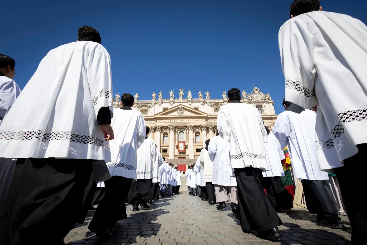 Papież Franciszek przeprasza tych, którzy poczuli się obrażeni przez sformułowanie, jakiego użył - oświadczył Watykan, odnosząc się do burzy, jaką wywołało ujawnienie wypowiedzi Franciszka z zamkniętego spotkania z włoskimi biskupami na temat homoseksualizmu w seminariach. Według mediów papież użył obraźliwego sformułowania mówiąc, że jest za dużo "gejostwa".