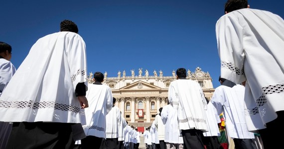 Papież Franciszek przeprasza tych, którzy poczuli się obrażeni przez sformułowanie, jakiego użył - oświadczył Watykan, odnosząc się do burzy, jaką wywołało ujawnienie wypowiedzi Franciszka z zamkniętego spotkania z włoskimi biskupami na temat homoseksualizmu w seminariach. Według mediów papież użył obraźliwego sformułowania mówiąc, że jest za dużo "gejostwa".