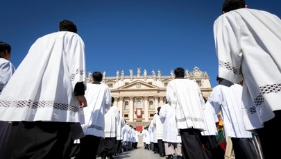 Papież przeprasza za ostre słowa o gejach w seminariach