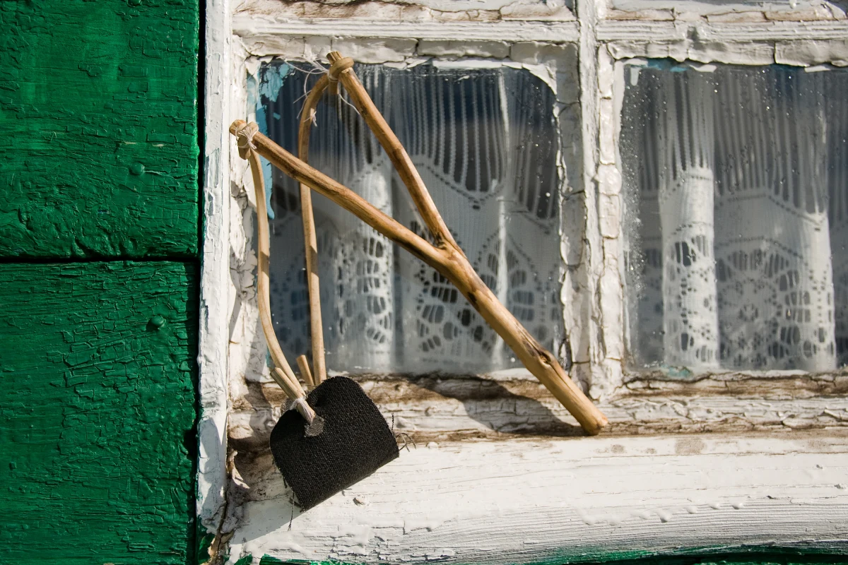 Mieszkaniec stanu Kalifornia przez lata terroryzował swoich sąsiadów. Mężczyzna za pomocą procy m.in. wybijał szyby w oknach i samochodach. W końcu udało się ustalić sprawcę i go zatrzymać. To 81-letni mężczyzna. 