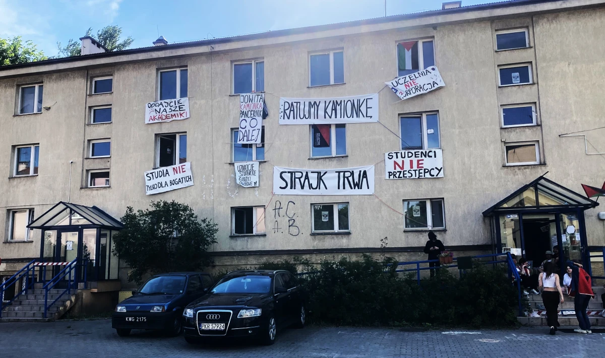 Studenci, którzy od tygodnia okupują nieczynny akademik "Kamionka" w Krakowie, porozumieli się z władzami Uniwersytetu Jagiellońskiego. Do jutra, do g. 14.00 mają opuścić budynek. Z kolei rektorzy zadeklarowali, że nie sprzedadzą m.in. Bursy Jagiellońskiej i nie będą karać uczestników protestu.