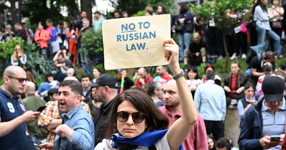 Gruziński parlament, mimo ostrzeżeń płynących z krajów Unii Europejskiej, zdecydował o odrzuceniu prezydenckiego weta w sprawie ustawy o tzw. agentach zagranicznych. Oznacza to, że kontrowersyjny projekt wejdzie w życie. Przed parlamentem zgromadziły się setki ludzi, którzy protestują przeciwko decyzji parlamentu.